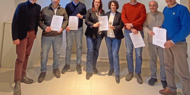 Da sinistra, il dirigente dei Lavori pubblici Baldino Gaddi, l'assessore Alessandro Uguccioni, il vice sindaco Alessandro Belluzzi, Elena Fiero, segretaria Cisl Romagna, Isabella Pavolucci segretaria generale Cgil Rimini, Renzo Crociati, segretario provinciale Fillea Cgil, Giuseppe Terrasi Filca Cisl Romagna e Aziz Ibnoerrida segretario Feneal Uil di Rimini.