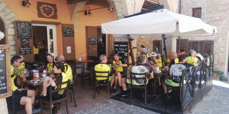 Amici ospiti al Belvedere a Gradara in ristoro sotto una loggia del 1600