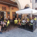 Amici ospiti al Belvedere a Gradara in ristoro sotto una loggia del 1600