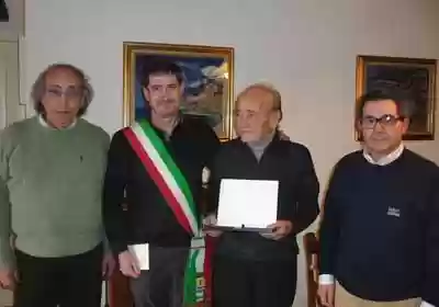 Armando Bacchini con il sindaco Claudio Battazza e l'assessore Vincenzo Di Marzio