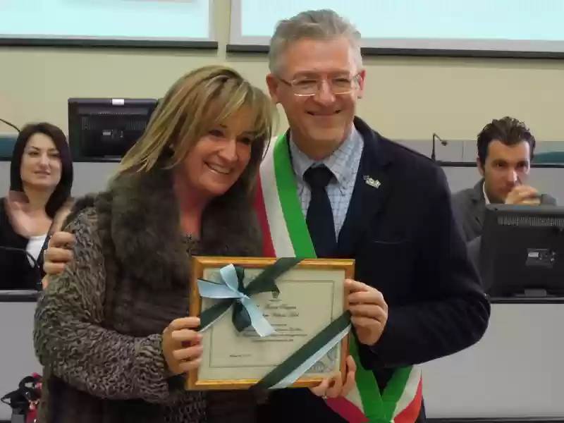 Il sindaco Massimo Pironi premia Marina Pasquini