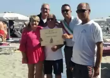 Da sinistra: la signora Lambertini, Lido, Alfonso Lambertini, il sindaco di Misano Fabrizio Piccioni ed il presidente della Cooperativa bagnini Daniele Muccioli