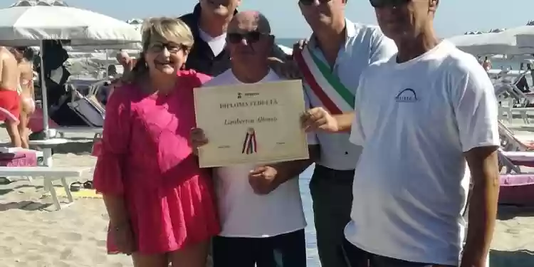 Da sinistra: la signora Lambertini, Lido, Alfonso Lambertini, il sindaco di Misano Fabrizio Piccioni ed il presidente della Cooperativa bagnini Daniele Muccioli