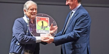 Giacomo Agostini premiato da Giovanni Copioli, presidente Fim