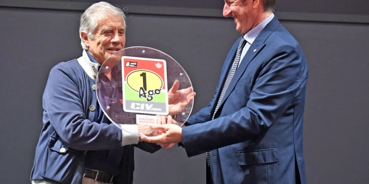 Giacomo Agostini premiato da Giovanni Copioli, presidente Fim