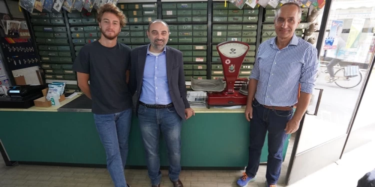 L’assessore Juri Magrini (secondo da sinistra) in visita alla Ferramenta Dardari