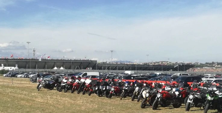 Ducatisti al parcheggio