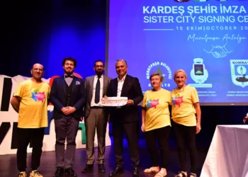 Il sindaco Gasperi, il consigliere Mammarella e il sindaco Uysal, insieme ai rappresentanti del Comitato al Gemellaggio di Gradara. 