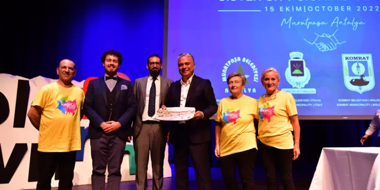 Il sindaco Gasperi, il consigliere Mammarella e il sindaco Uysal, insieme ai rappresentanti del Comitato al Gemellaggio di Gradara. 