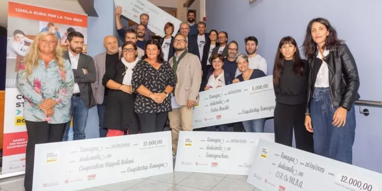 La premiazione di una delle precedenti edizioni di Coopstartup Romagna