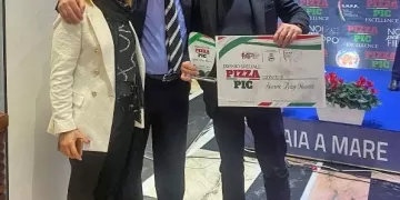 Da destra: Saverio Luigi Raucci, il presidente Movimento Pizzaioli Italiani Francesco Matellicani e la signora Raucci
