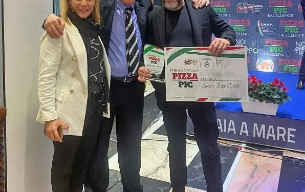 Da destra: Saverio Luigi Raucci, il presidente Movimento Pizzaioli Italiani Francesco Matellicani e la signora Raucci