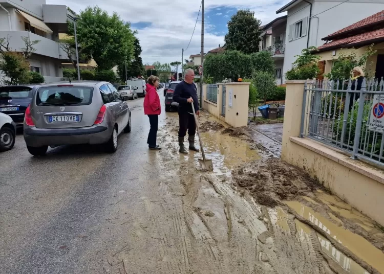 Sindaca incontra residenti dopo alluvione Emergenza maltempo Riccione 17 maggio 2023 4