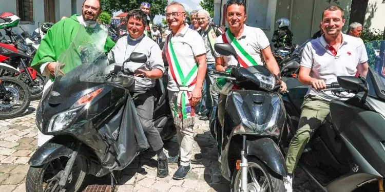 Da sinistra: Il parroco di Gemmano, il vescovo di Rimini Nicolò Anselmi, il sindaco di Gemmano Riziero Santi, il sindaco di Misano Fabrizio Piccioni e l'assessore di Misano Filippo Valentini