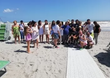 Foto di gruppo con pedana che ti porta al mare