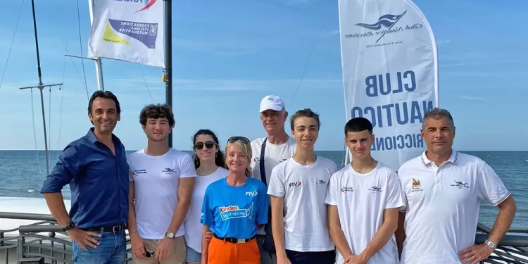 Da destra- Presidente Sebastiano Masetti, Mattia Candini, Baldacci Alessandro, Marco Maggiore, Segreteria Monica Melchiorri, Giulia Masetti, Armando Tommasini direttore sportivo SV, Gianfranco Sanchi Consigliere con delega Scuola vela e Motonautica, Filippo Baldassarri, Rebecca Brolli