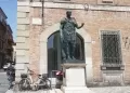 Statua di Giulio Cesare in piazza Tre Martiri