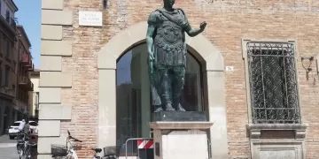 Statua di Giulio Cesare in piazza Tre Martiri