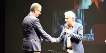 Il Sindaco di Sirolo Filippo Moschella premia Massimo Dapporto alla Carriera-XVIII edizione 2022