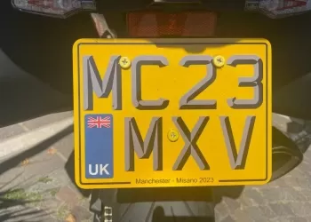 La famosa targa che reca Manchester-Misano