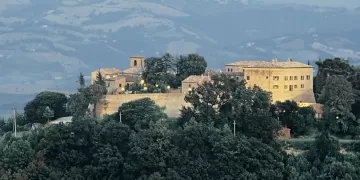 Il borgo di Montegridolfo con palazzo Viviani