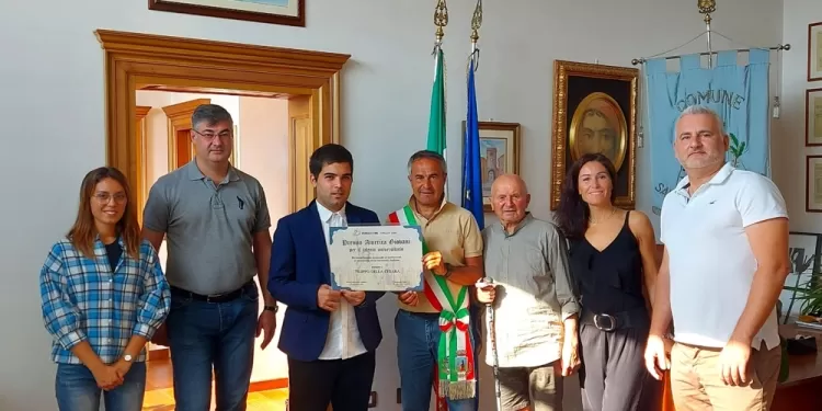 Filippo Della Chiara festeggiato dalla giunta comunale