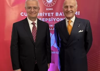 Gli ambasciatori Giorgio Girelli e Ömer Gücük al ricevimento per il Centenario
