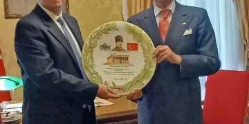 L’ambasciatore Giorgio Girelli porge all’ambasciatore Gücük la maiolica su Atatürk.