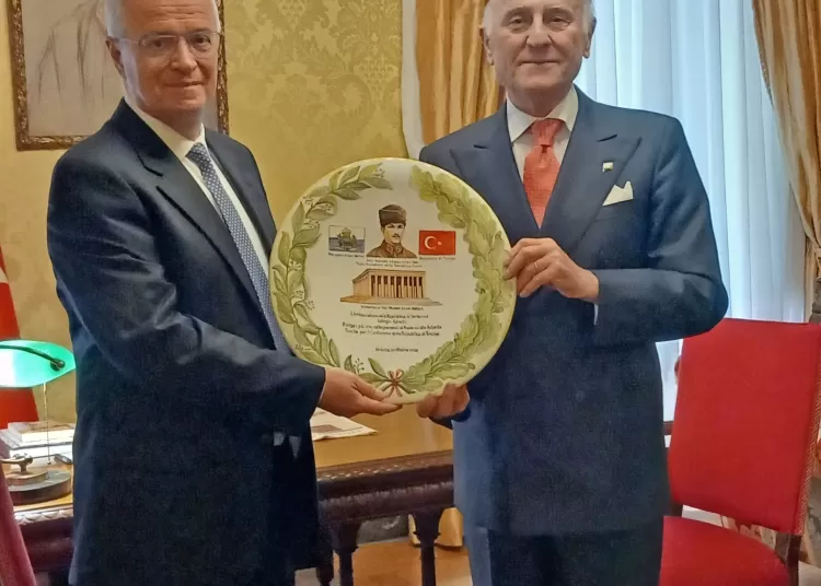 L’ambasciatore Giorgio Girelli porge all’ambasciatore Gücük la maiolica su Atatürk.