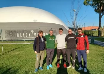 Luca Nardi con lo staff