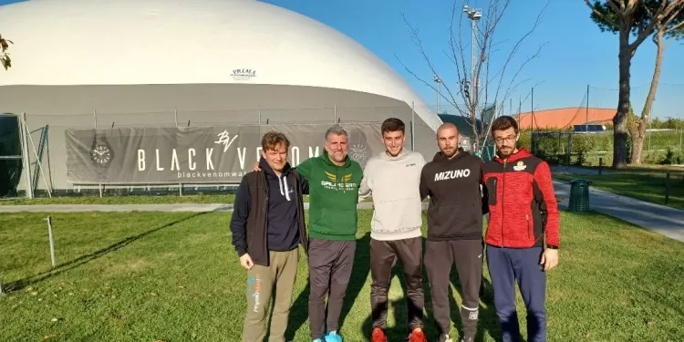Luca Nardi con lo staff