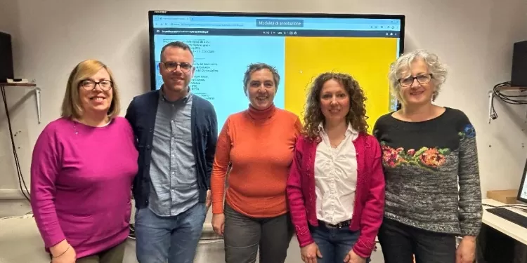 Da sinistra, docente Rosa Maria Agliata, assessore Vaccarini, dirigente Chiara Patacchini, docente Simona Denicolò, responsabile laboratorio educazione all'immagine Valeria Belemmi
