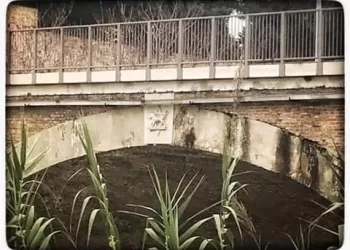 Fiancata del ponte sul fiume Foglia con stemma