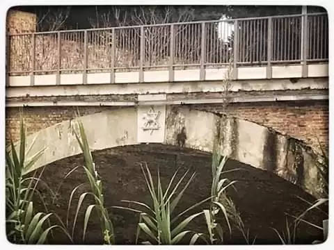 Fiancata del ponte sul fiume Foglia con stemma