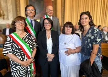 Emma Petitti insieme alla consigliera comunale Alessandra Zaghi di Morciano di Romagna, il sindaco di Coriano Gianluca Ugolini, il sindaco di Montescudo-Monte Colombo Gian Marco Casadei, l’assessora Francesca Mattei del Comune di Rimini, Maria Pia Ugolini sorella della vittima riminese Pier Paolo Ugolini