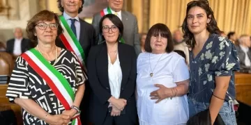 Emma Petitti insieme alla consigliera comunale Alessandra Zaghi di Morciano di Romagna, il sindaco di Coriano Gianluca Ugolini, il sindaco di Montescudo-Monte Colombo Gian Marco Casadei, l’assessora Francesca Mattei del Comune di Rimini, Maria Pia Ugolini sorella della vittima riminese Pier Paolo Ugolini