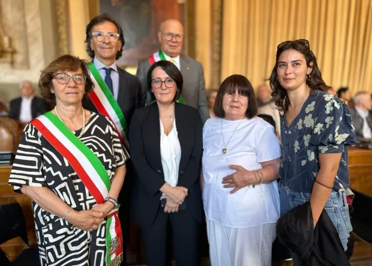 Emma Petitti insieme alla consigliera comunale Alessandra Zaghi di Morciano di Romagna, il sindaco di Coriano Gianluca Ugolini, il sindaco di Montescudo-Monte Colombo Gian Marco Casadei, l’assessora Francesca Mattei del Comune di Rimini, Maria Pia Ugolini sorella della vittima riminese Pier Paolo Ugolini