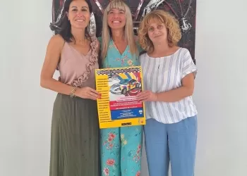 La sindaca e l’assessore alla Cultura con Erika Calesini in comune vicino alla mostra Gente comune donata dall’artista all’Amministrazione