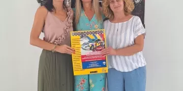 La sindaca e l’assessore alla Cultura con Erika Calesini in comune vicino alla mostra Gente comune donata dall’artista all’Amministrazione