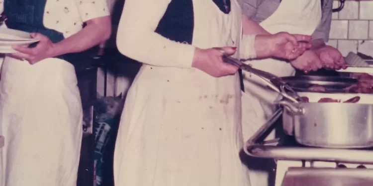 Nonna Fina con collaboratrici in cucina Trattoria al coniglio