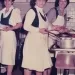 Nonna Fina con collaboratrici in cucina Trattoria al coniglio