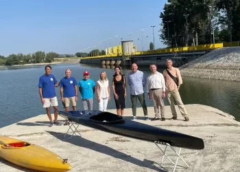Tonino Bernabè con gli amministratori dei tre Comuni e il personale del Canoa Club Rimini al punto canoa della diga del Conca
