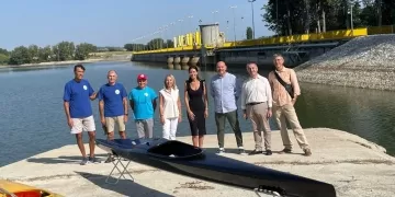 Tonino Bernabè con gli amministratori dei tre Comuni e il personale del Canoa Club Rimini al punto canoa della diga del Conca