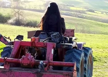 Gloria che si prepara al "Capodanno del Vino"
