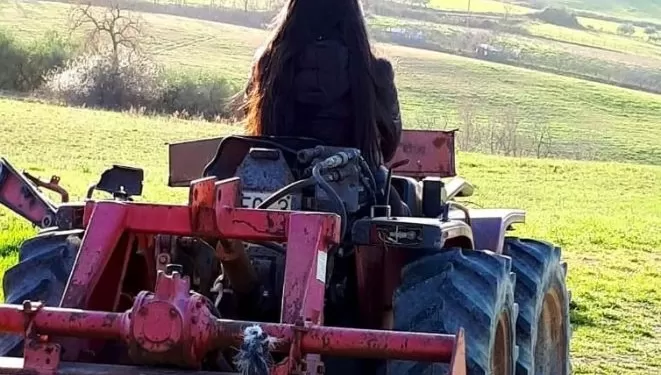 Gloria che si prepara al "Capodanno del Vino"