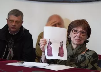 La signora Edda vedova Amedeo Montemaggi - foto della scheggia della bomba custodita dallo storico