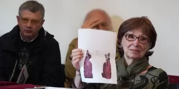 La signora Edda vedova Amedeo Montemaggi - foto della scheggia della bomba custodita dallo storico