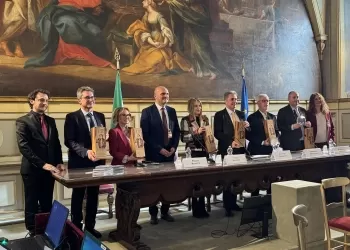 Da sinistra: Paolo Rosetti (direttore artistico OSR), Francesco Baldelli (Assessore alle Infrastrutture della Regione Marche), Chiara Biondi (Assessora alla Cultura della Regione Marche), Saul Salucci (presidente e sovraintendente OSR), On. Antonio Baldelli, On. Federico Mollicone (Presidente della VII Commissione Cultura della Camera dei Deputati), Daniele Vimini, Vicesindaco e Assessore alla Cultura del Comune di Pesaro, Pamela Salucci (vicepresidente OSR)