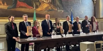 Da sinistra: Paolo Rosetti (direttore artistico OSR), Francesco Baldelli (Assessore alle Infrastrutture della Regione Marche), Chiara Biondi (Assessora alla Cultura della Regione Marche), Saul Salucci (presidente e sovraintendente OSR), On. Antonio Baldelli, On. Federico Mollicone (Presidente della VII Commissione Cultura della Camera dei Deputati), Daniele Vimini, Vicesindaco e Assessore alla Cultura del Comune di Pesaro, Pamela Salucci (vicepresidente OSR)