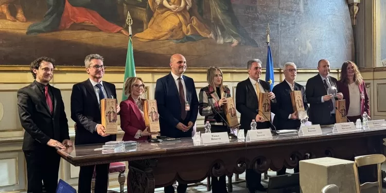 Da sinistra: Paolo Rosetti (direttore artistico OSR), Francesco Baldelli (Assessore alle Infrastrutture della Regione Marche), Chiara Biondi (Assessora alla Cultura della Regione Marche), Saul Salucci (presidente e sovraintendente OSR), On. Antonio Baldelli, On. Federico Mollicone (Presidente della VII Commissione Cultura della Camera dei Deputati), Daniele Vimini, Vicesindaco e Assessore alla Cultura del Comune di Pesaro, Pamela Salucci (vicepresidente OSR)